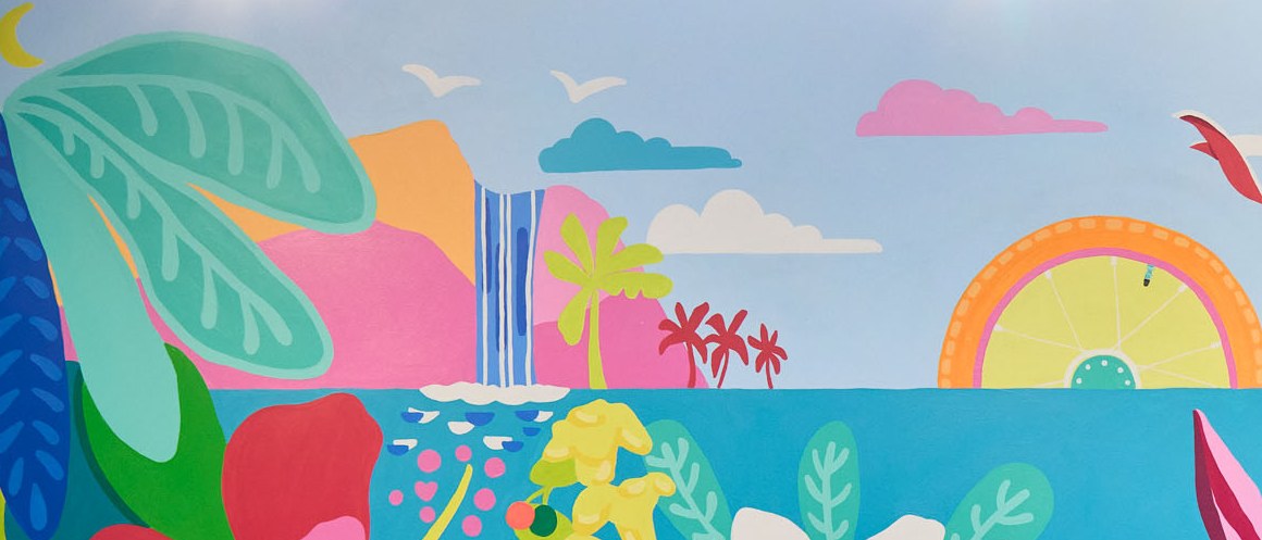 壁画に描かれた、滝の流れるピンクの山