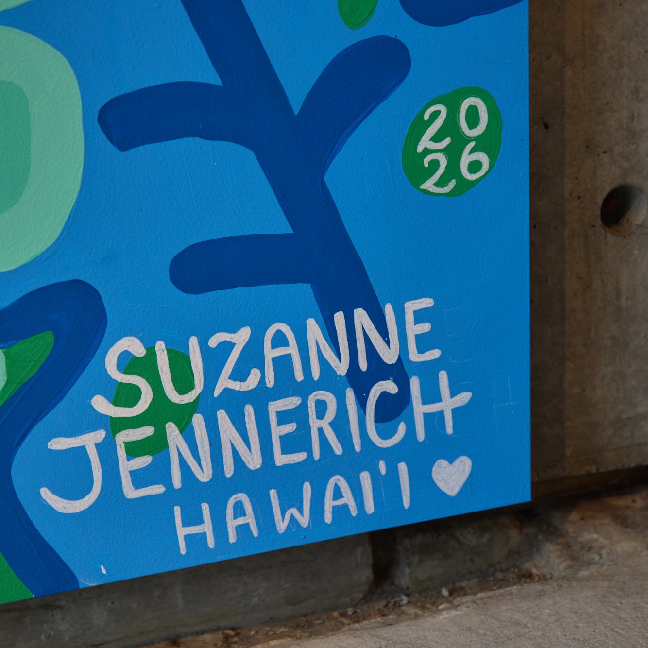 フォトスポットボードに描かれたSUZANNE JENNERICH HAWAI'Iのサイン