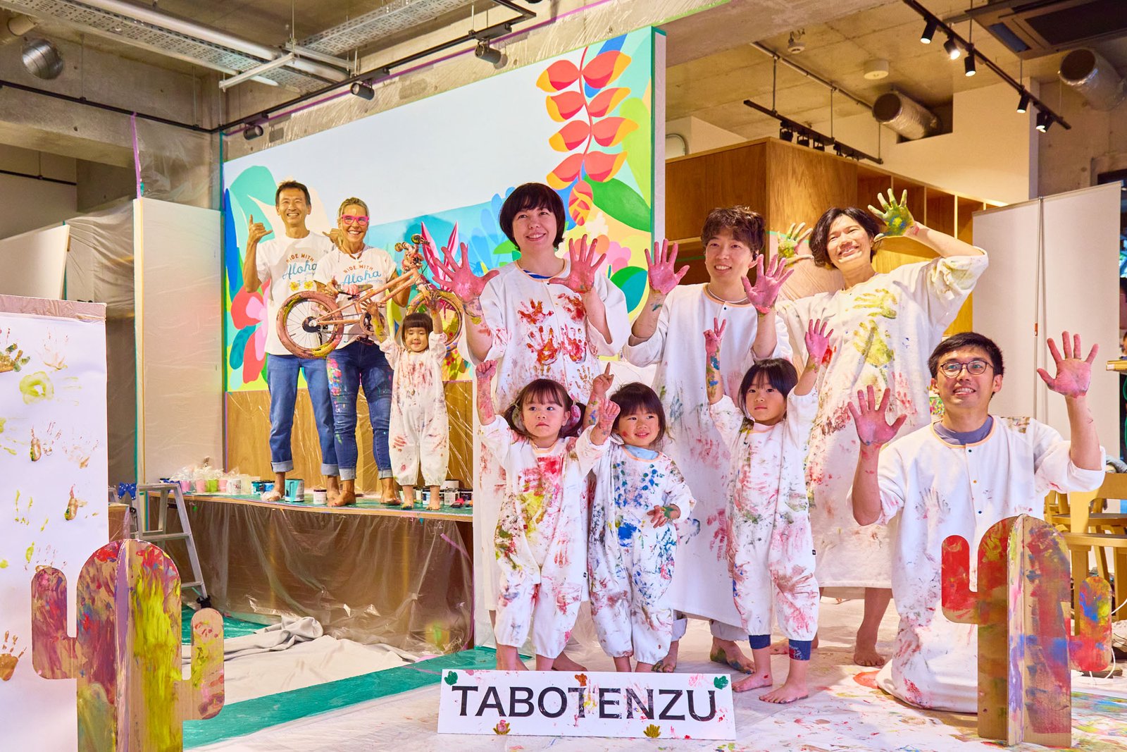 絵の具だらけのおえかきウェアを着た参加者の集合写真