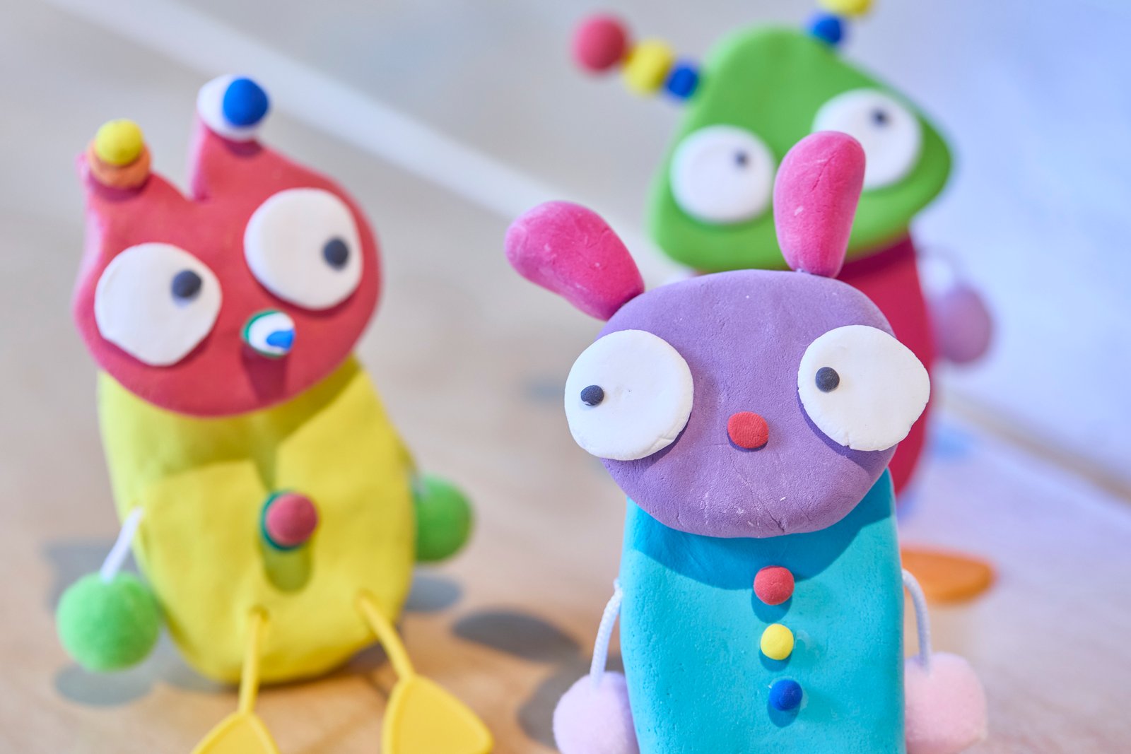 完成したカラフルなねんどのキャラクターたち