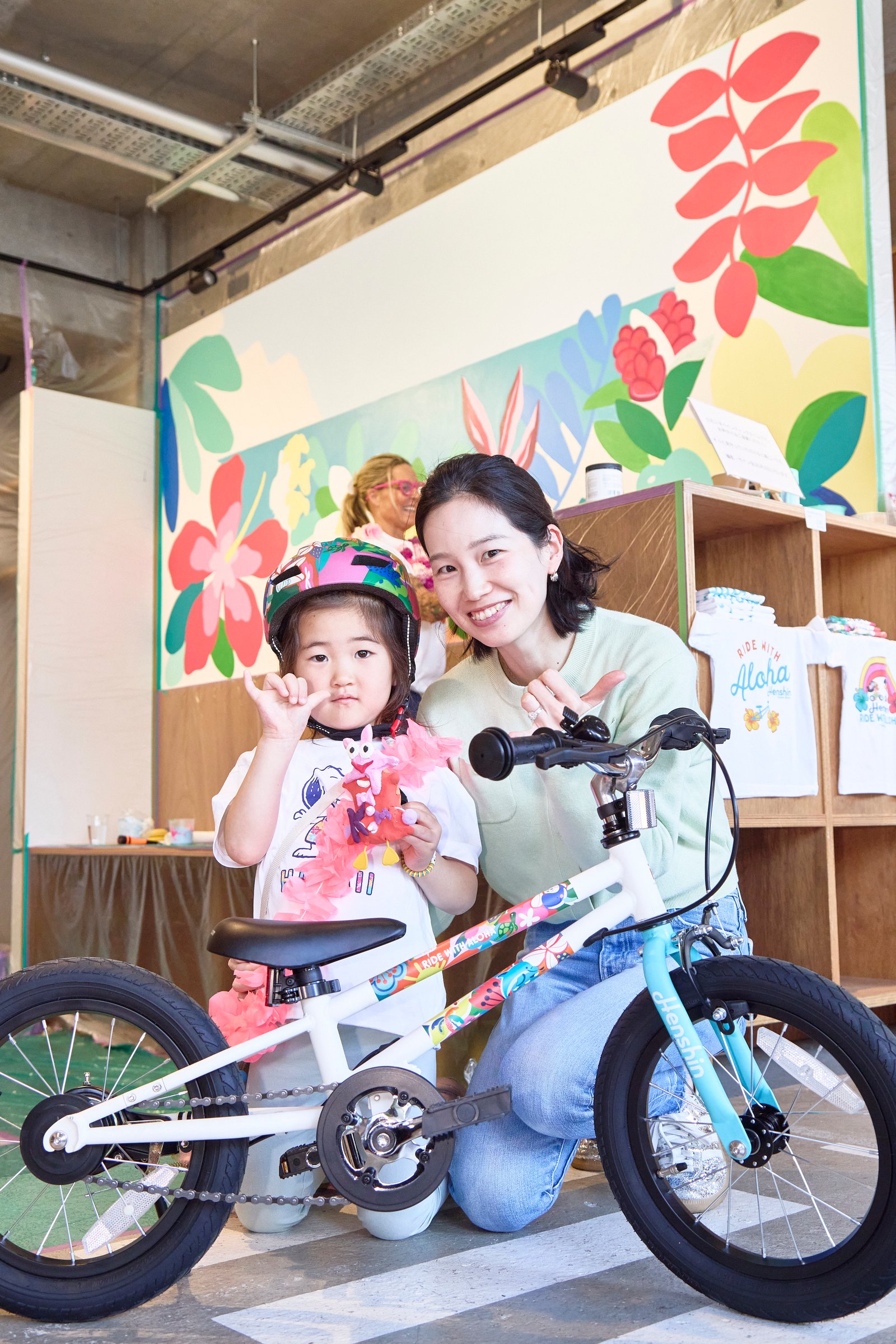 キャラクターを付けたバイクにまたがる子どもと家族